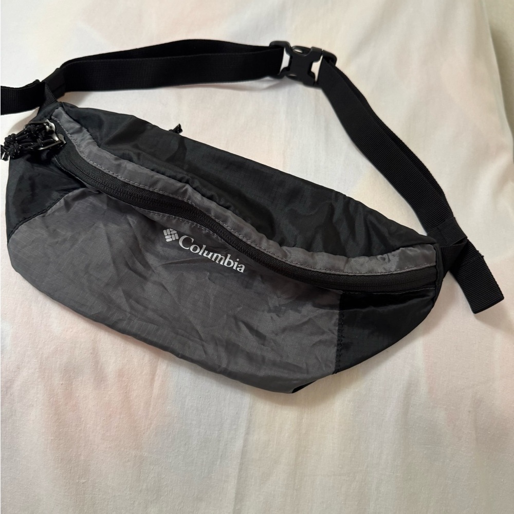 Columbia  Black and Gray Belt Bag
